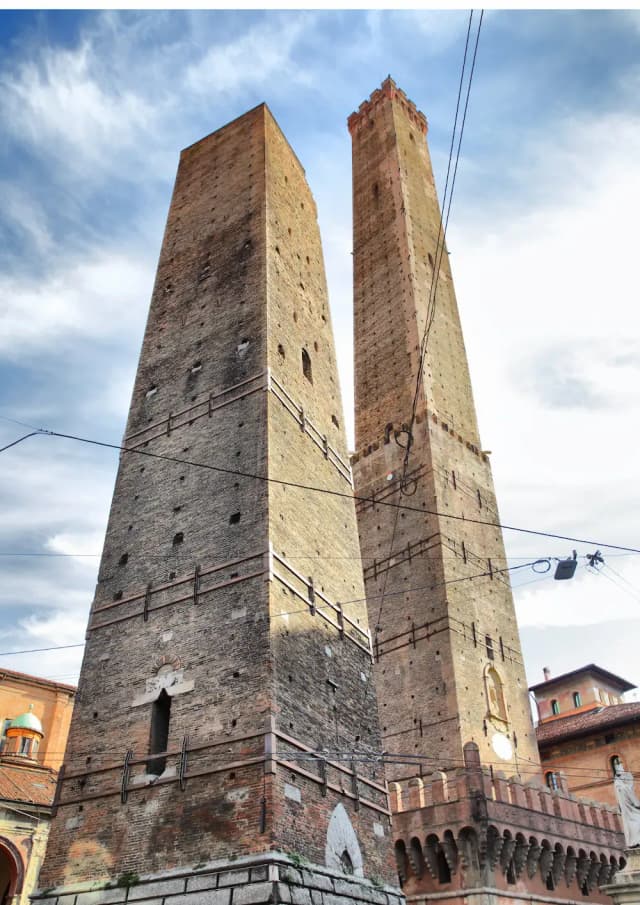 Le Due Torri di Bologna, una delle città italiane in cui WEP è presente con un proprio ufficio