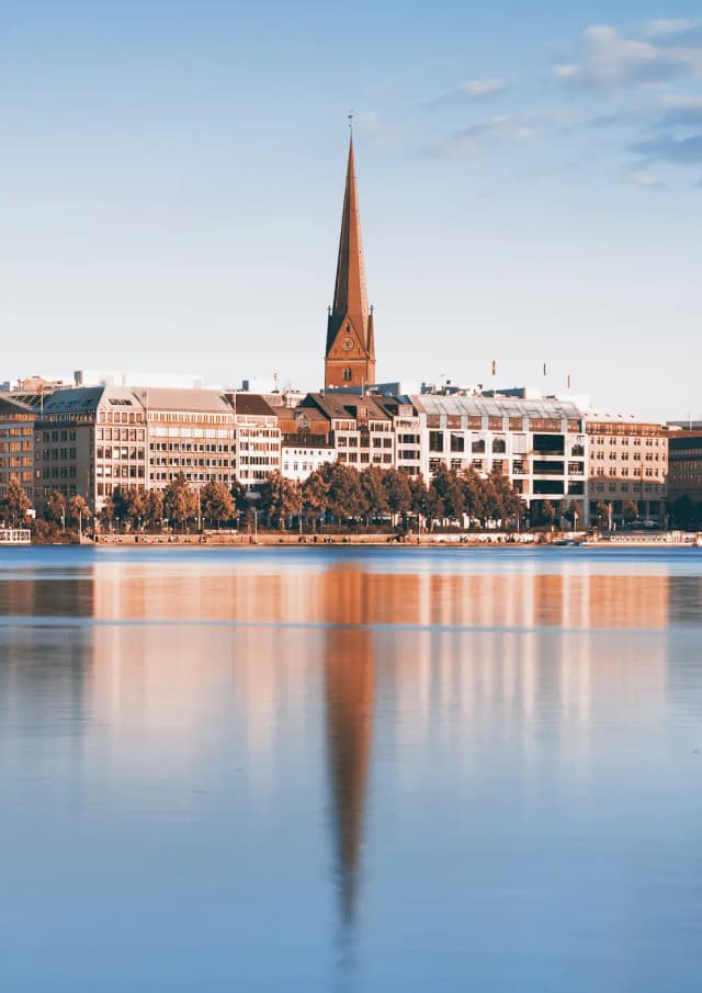Panorama di Amburgo sul lago, città tedesca in cui WEP è presente con un proprio ufficio.