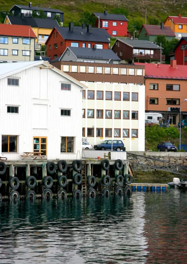 Case colorate affacciate sull’acqua, immagine associata alla sede WEP di Lillestrøm in Norvegia.
