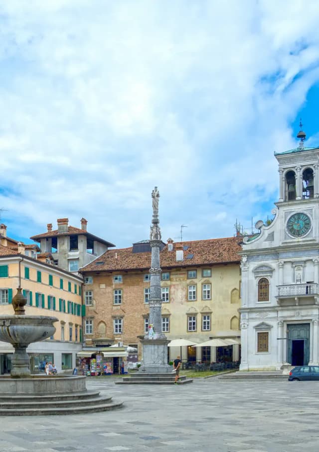 Piazza Libertà a Udine, una delle città italiane in cui WEP è presente con un proprio ufficio.