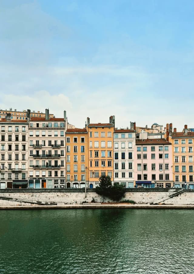 Case colorate sul lungofiume di Lione, città francese in cui WEP è presente con un proprio ufficio.