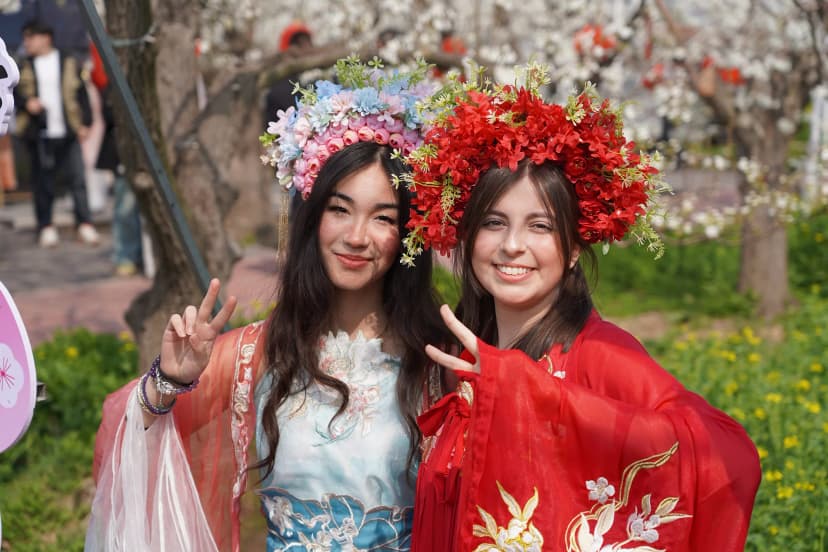 Ragazze in abiti tradizionali durante l'anno all'estero in Cina